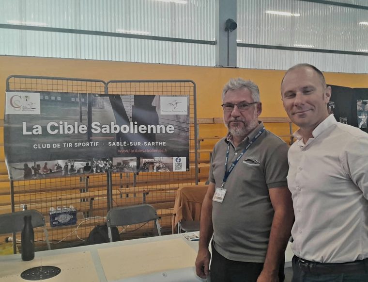Le président de La Cible Sabolienne et le maire de Sablé-sur-Sarthe devant le stand du club